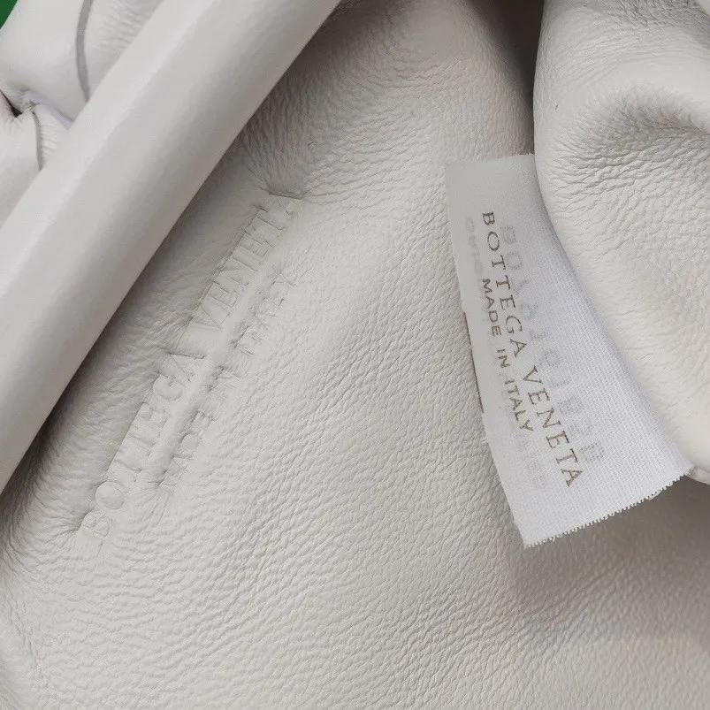 Batch 1260 Small Cloud Large Plaid Weaving The pouch Cloud bag is the first series designed by former Celine designer Daniel Lee after joining BV. The upper body is extremely ecstatic ~ fashionable and classy ~ elegant and concise, lazy and intellectual size: 23*13*8 [Little Cloud Rough Weave#]